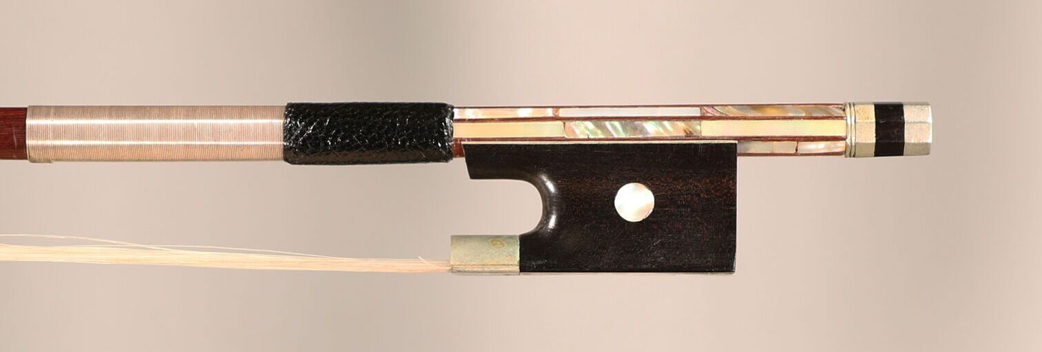 Null *19世纪末的法国中提琴弓，来自西蒙学派，非常好的原始状态，蜂木弓杆，黑檀木和镍银蛙钮，镀珍珠母边。

长度：72,6 cm

重量：67.8克