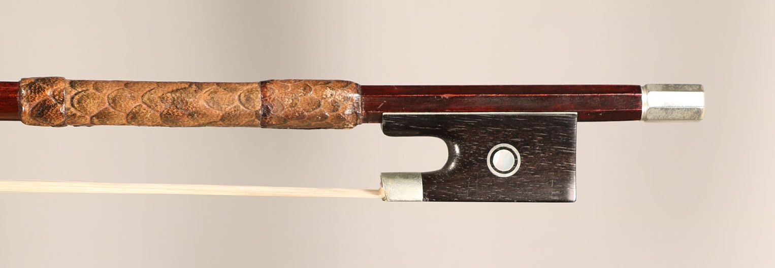 Null 
*Marc Laberte小提琴弓，伯南布哥木弓杆，黑檀木和镍银琴头和琴钮，状态良好 长度：73.3厘米




重量 : 61,7 g