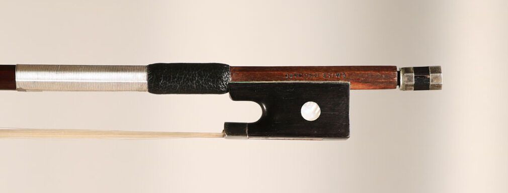 Null *约1920年的法国小提琴弓，乌木琴头和镀银镍，天书Emile OUCHARD标记，状况良好。

长度：73厘米

重量：58克