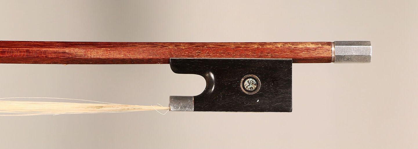 Null *德国学校的小提琴弓，没有签名，八角形的琴杆，由伯南布哥木制成，有乌木和银质配件，状况非常好。 

长度：73厘米

重量：60克