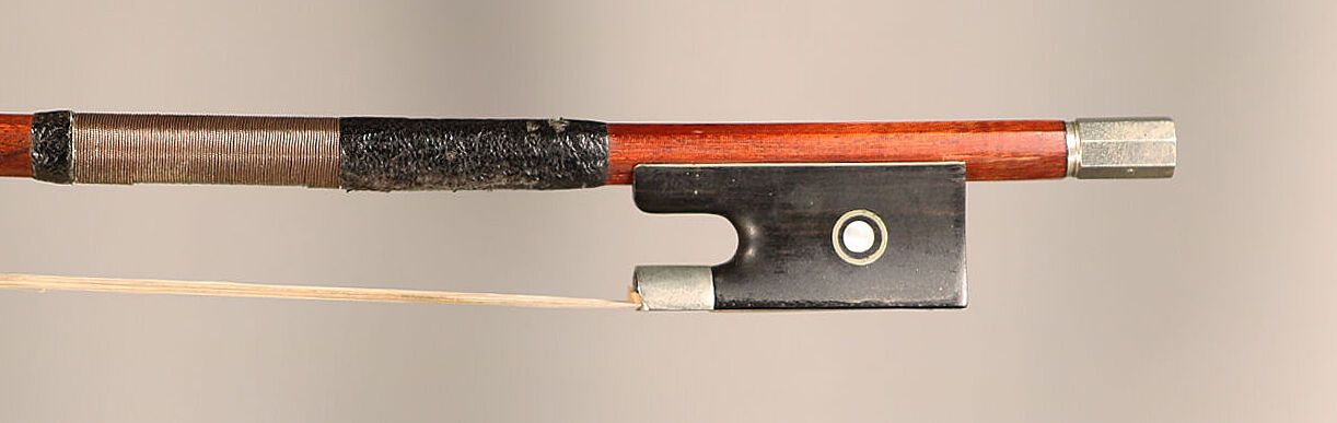 Null *由Marc Laberte制作的法国小提琴弓，伯南布哥木杆和乌木及镍银蛙，原始状态良好

长度：73.1厘米

重量：59.9克