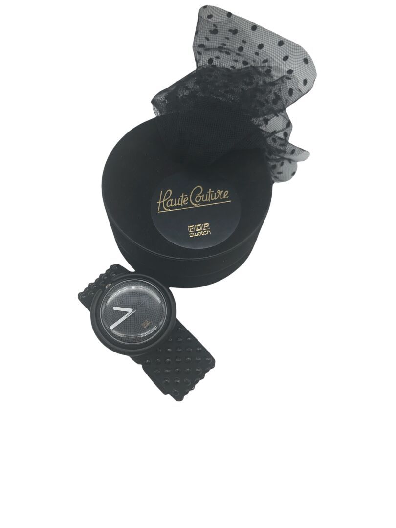Null SWATCH POP Haute Couture，黑色铆钉弹性表带手表

在它的盒子里