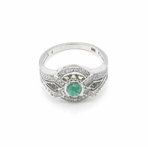 Null *750白金戒指，在绿色蓝宝石和钻石的几何设计中，中间镶嵌了一颗凸圆形绿宝石

TDD 52，重量为3.7克