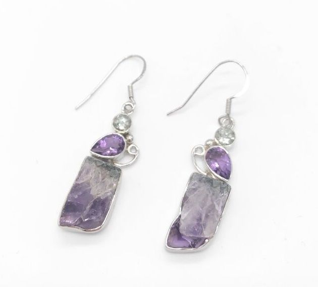 Null *Pair of earrings in silver 925 decorated with pear cut amethysts and raw p&hellip;