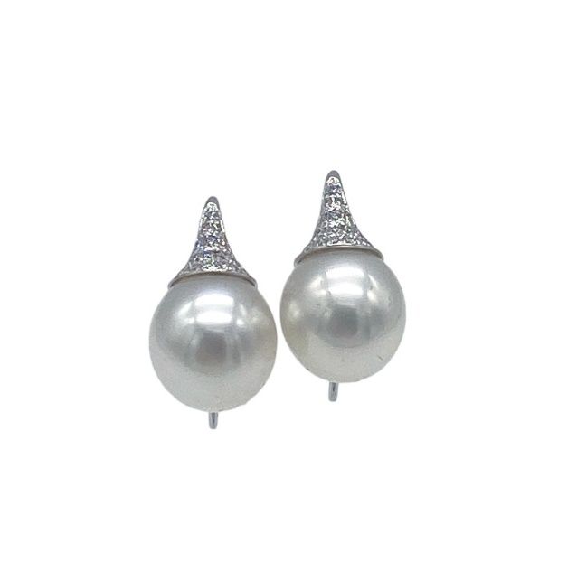 Null 750白金耳环一对，镶有一颗白色养殖珍珠（直径11毫米），正面镶有一圈明亮式切割钻石，穿孔耳柄系统。

高2厘米，重7.6克