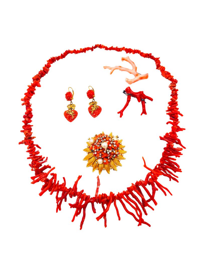 Null Korallen-Set bestehend aus einer Halskette, zwei als Brosche montierten Kor&hellip;
