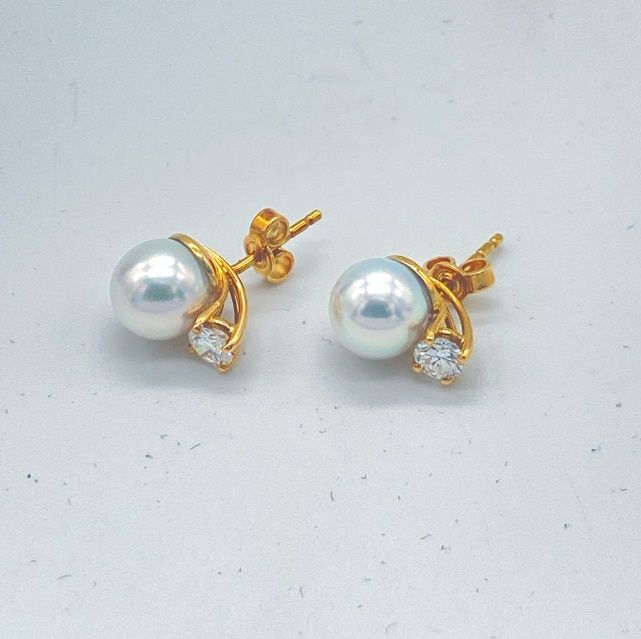 Null 750黄金耳钉一对，镶嵌白色珍珠（直径8.5毫米），每颗珍珠上面都有一颗钻石（总重约0.50克拉），穿孔耳柄系统。

重量为4.1克。