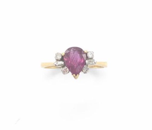 Null *750 yellow gold ring set with a pear-cut ruby framed by six baguette and b&hellip;