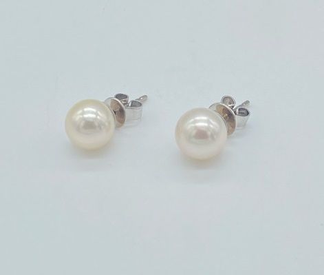 Null Coppia di orecchini in oro bianco 750, con perle bianche (diam. 9 mm), sist&hellip;