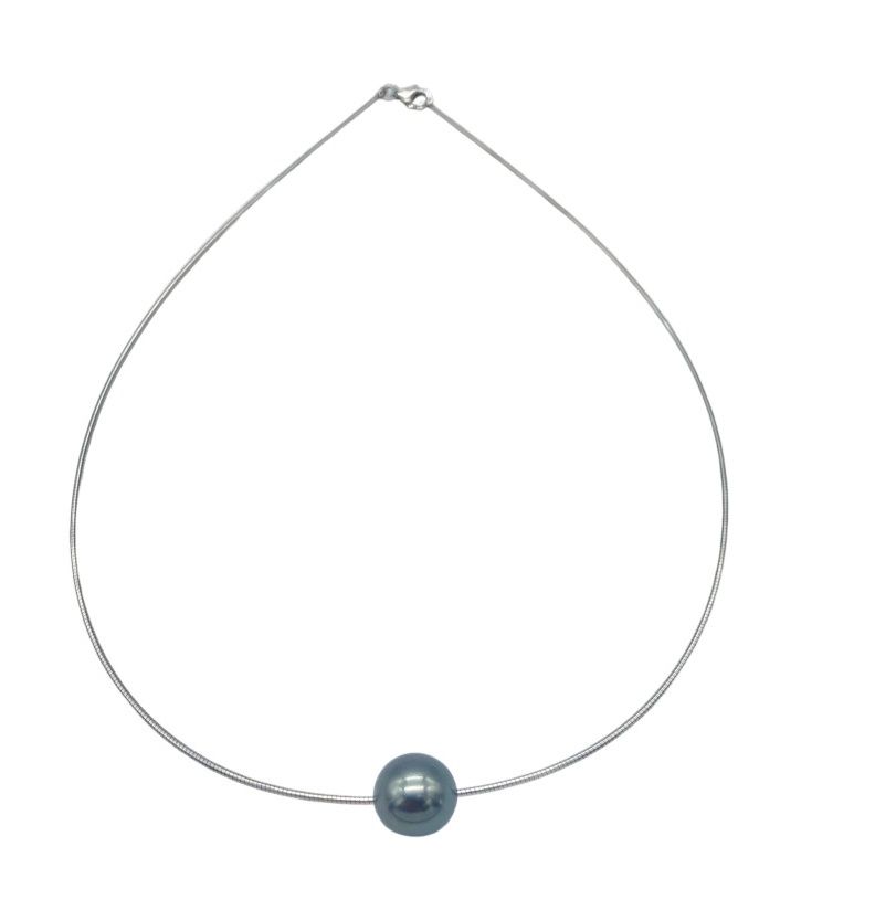 Null 750白金 "欧米茄 "项链，饰有一颗穿孔大溪地珍珠（直径11毫米）

长40厘米，重6.6克