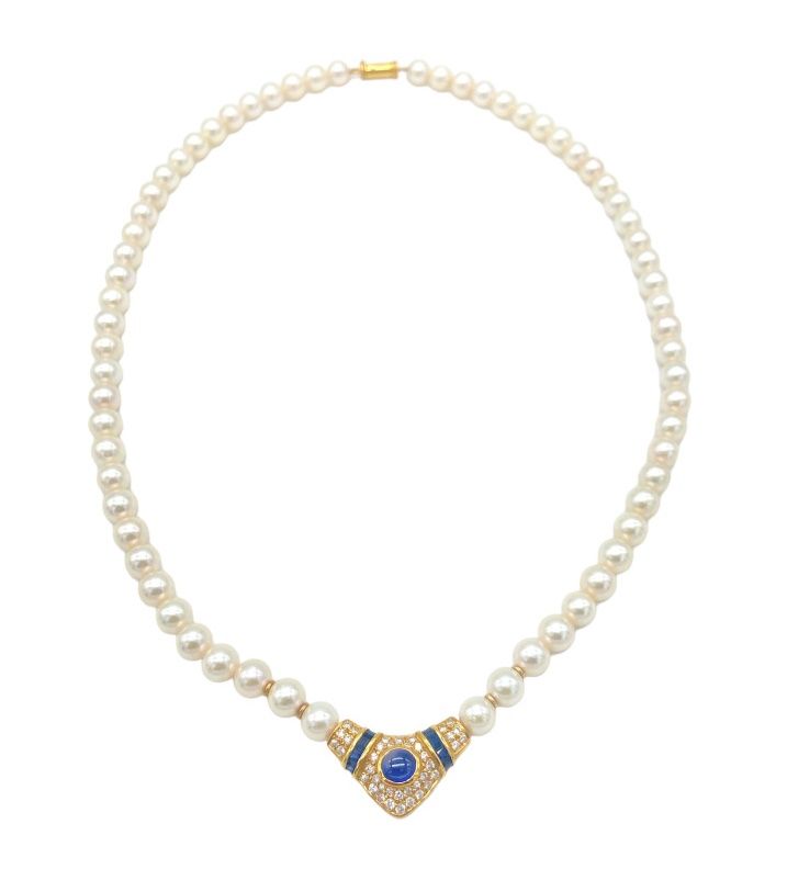 Null 黄金750中央V形图案的名古屋养殖珍珠项链（直径6毫米），镶有凸圆形和线状蓝宝石（共约1克拉），并镶嵌有钻石。

长度：45厘米