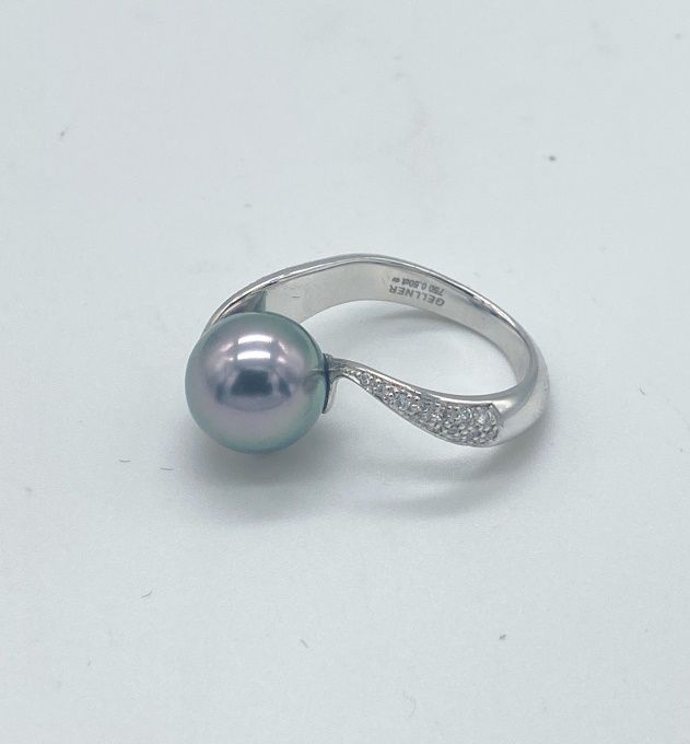 Null 750白金戒指，镶有灰色大溪地珍珠（直径11毫米），镶有钻石（共约0.20克拉）。

TDD 54.5，重量8.1克