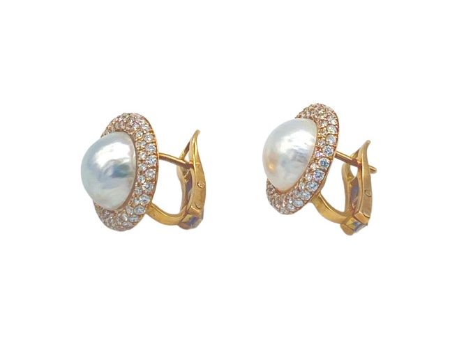 Null Pair of yellow gold 750 sleepers set with Mabé pearls in a circle of small &hellip;