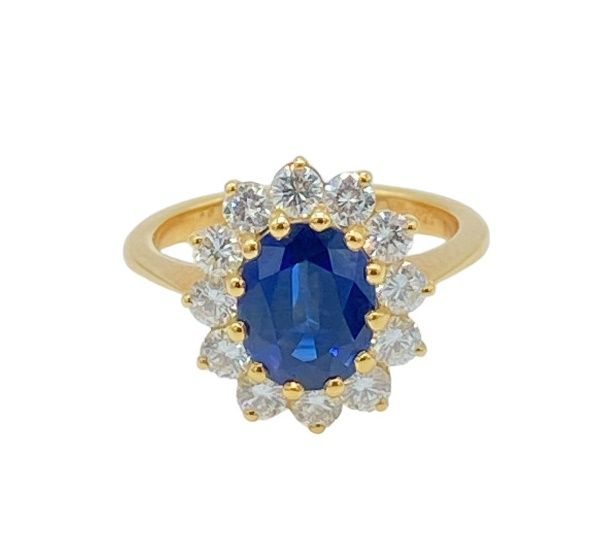 Null 750黄金雏菊戒指，镶有一颗约2.50克拉的椭圆形刻面蓝宝石，并镶嵌有12颗明亮式切割钻石（共约0.60克拉）。

TDD 53，重量为5.4克