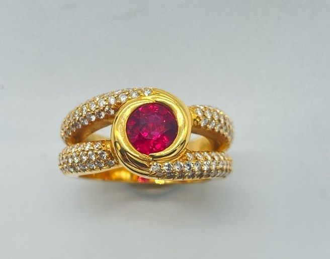 Null Ring aus 750er Gelbgold, Fassung mit Knotendekor, in der Mitte ein Rubin im&hellip;