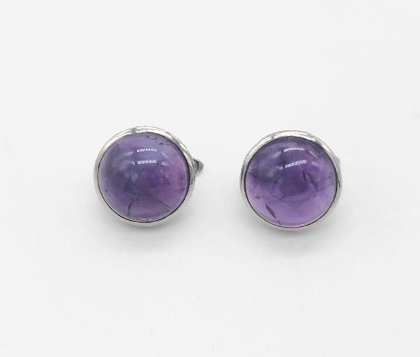 Null *一对925银耳环，每个都有一个大的凸面紫水晶，边缘有两排明亮式切割的钻石，耳柄系统适用于穿孔耳朵

直径1.8厘米，重量10.2克