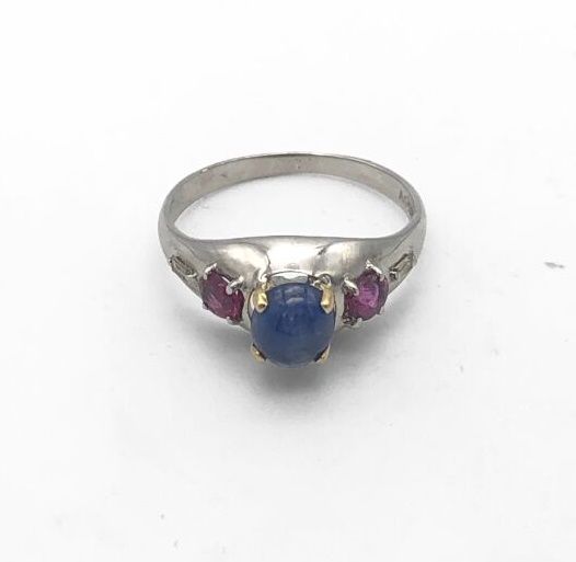 Null *一枚925银戒指，凸面蓝宝石，两侧各有一颗椭圆形红宝石和一颗长方形切割钻石。

TDD 53，重量为2.4克