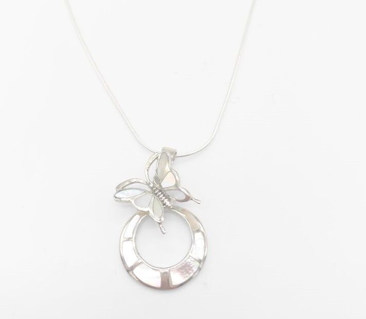 Null *Butterfly pendant inlaid with mother-of-pearl and its chain, silver 925

l&hellip;