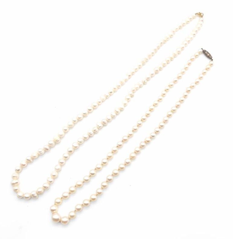 Null Two pearl necklaces, one in baroque pearls, 

length 29 and 25 cm