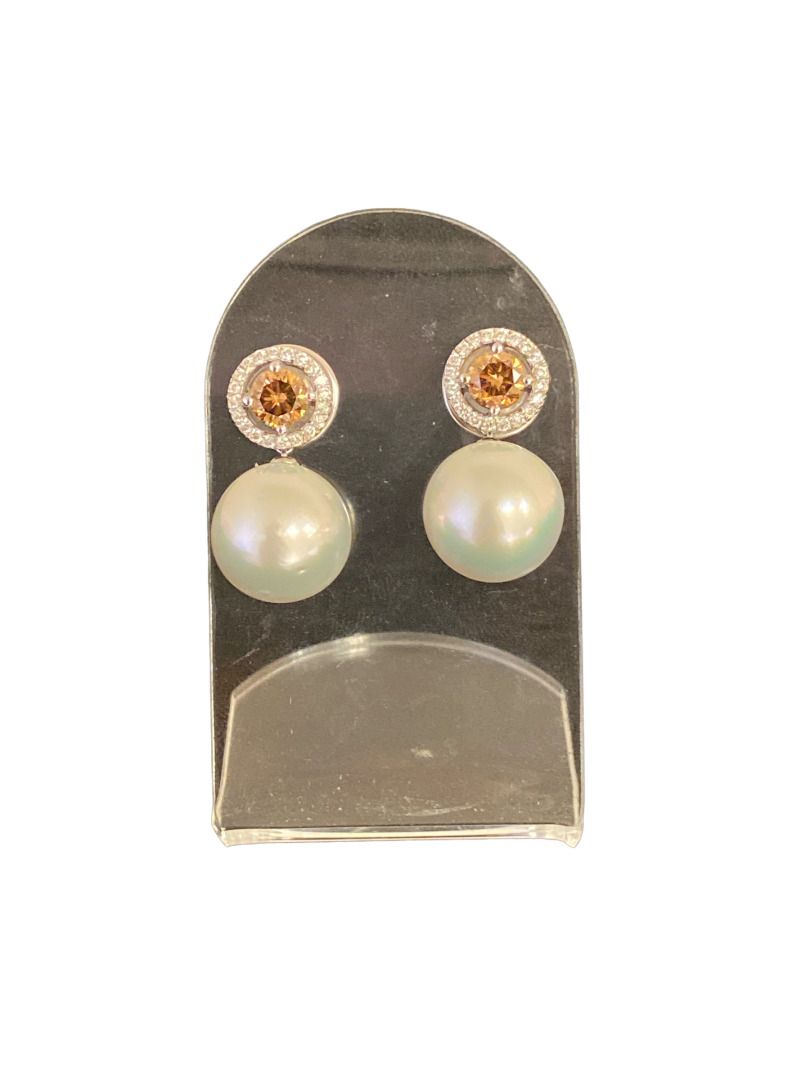 Null Paire de pendants d'oreilles en or blanc 750, ornés de perles de culture bl&hellip;