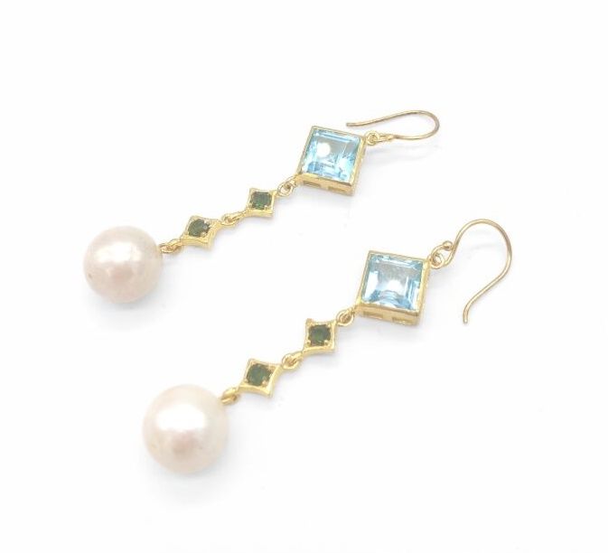 Null *一对925镀金银耳环，装饰有方形蓝色黄宝石和双宝石，整个耳环由养殖珍珠完成，适用于穿孔耳朵。

高6厘米，重10.3克