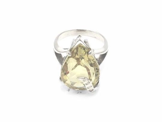 Null *Ring in yellow gold 750 decorated with a pear-cut citrine and diamonds

TD&hellip;