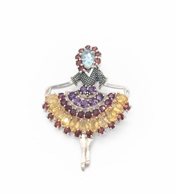 Null *925银制舞蹈胸针，镶嵌半宝石，包括黄水晶、石榴石和紫水晶

高5.5厘米，宽4厘米，重15.9克