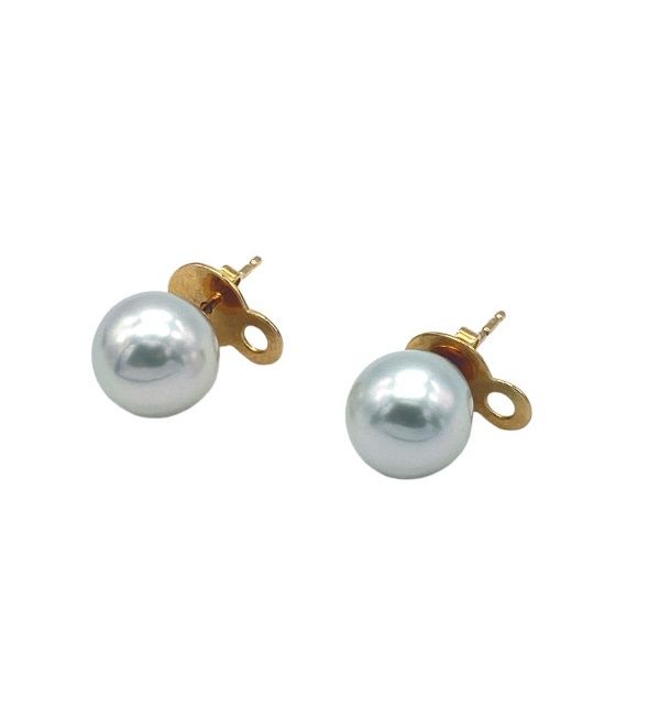 Null 一对750黄金耳钉，装饰有白色养殖珍珠（直径11毫米），镶嵌有流苏，穿孔耳柄系统。

重量6.6克
