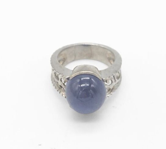 Null *925银戒指，镶嵌大型凸圆形蓝宝石

TDD 59，重量为11.7克