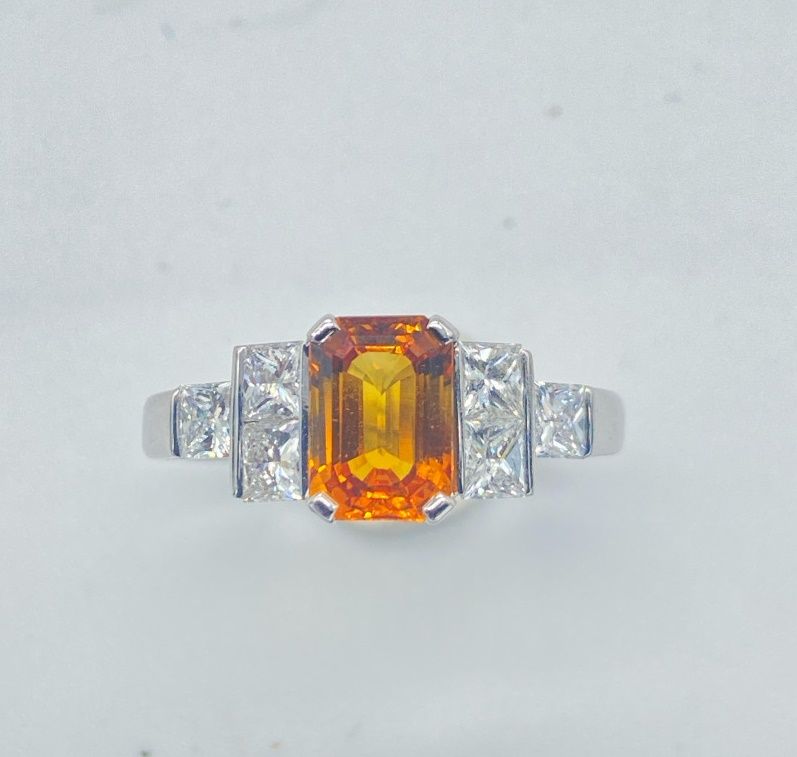 Null 750白金戒指，在六颗公主式切割钻石之间镶嵌一颗橙棕色锆石（总重约1.20克拉）。

TDD 55，重量为6.5克