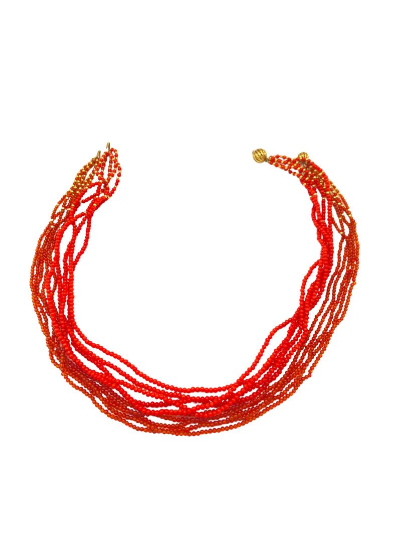 Null 两条扭曲的项链，一条由珊瑚珠制成，另一条由红玉髓制成，黄金球扣 750

长44和44.5厘米