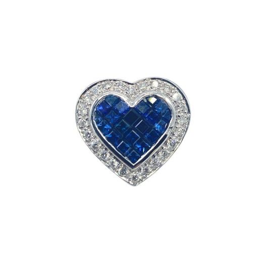 Null 750白金心形吊坠，镶有21颗方形切割蓝宝石（共约1克拉），并镶嵌24颗小型明亮式切割钻石（共0.20克拉）。

高度13毫米，重量为3.4克