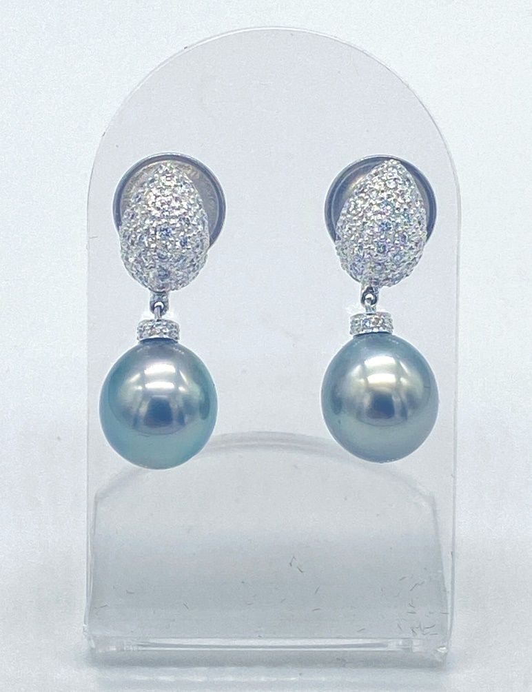 Null Earrings in white gold 750, the pendants adorned with oval Tahitian pearls &hellip;