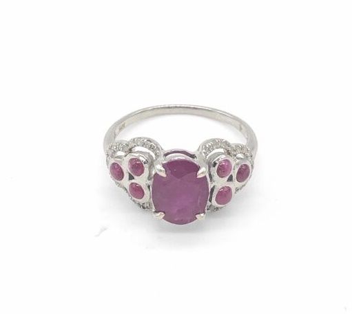Null *Ring in white gold 375 set with a central oval ruby of about 3 cts and sma&hellip;