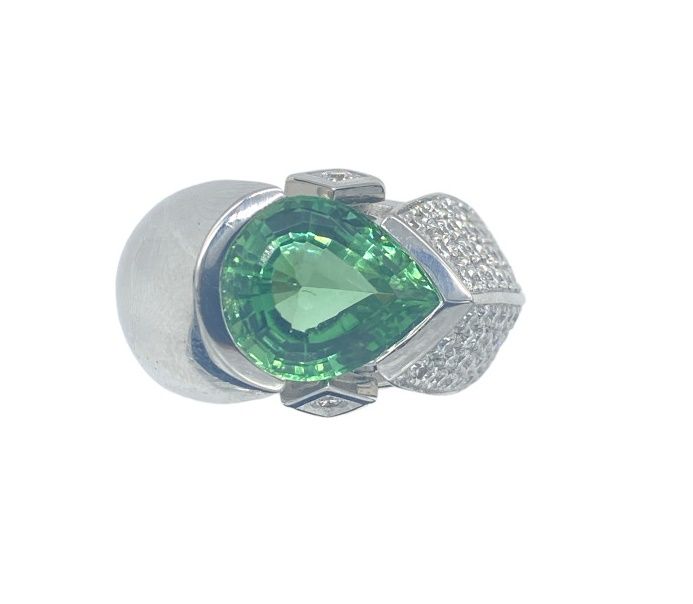 Null 750白金大戒指，镶有约4克拉的绿色梨形切割碧玺，镶有两颗0.10克拉的钻石和一个钻石铺垫（共60颗钻石，总重量为0.80克拉）

TDD 53，重量&hellip;