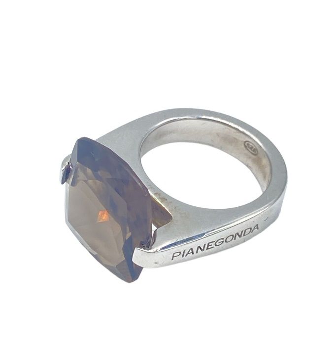 Null 
PIANEGONDA, Ring aus 925er Silber mit einem Rauchquarz im Facettenschliff.&hellip;