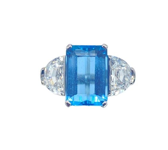 Null 750白金戒指，镶有一颗约1.5克拉的长方形切割海蓝宝石，两侧是两颗半圆形钻石（共约1克拉）。

TDD 53.5，重量为3.9克