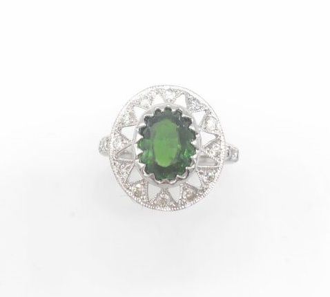 Null *Bague en or blanc 750 ornée d'un diopside d'env. 2 cts entouré d'un motif &hellip;