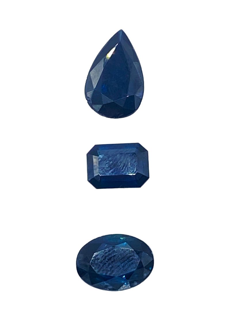 Null Three sapphires on paper, oval, emerald and pear cut, total approx. 9 cts, &hellip;