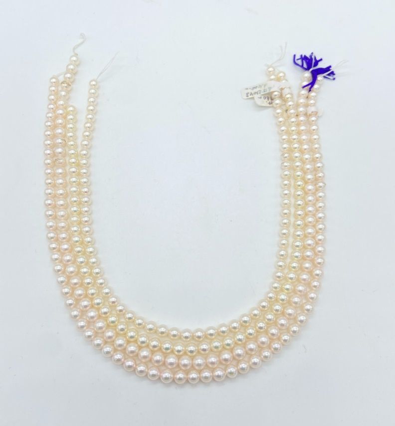 Null 三串Akoya养殖珍珠，在钢丝上，没有安装，63、63和69颗珍珠（直径6和5毫米）。另外还附有一排66颗质量一般的Akoya养殖珍珠。