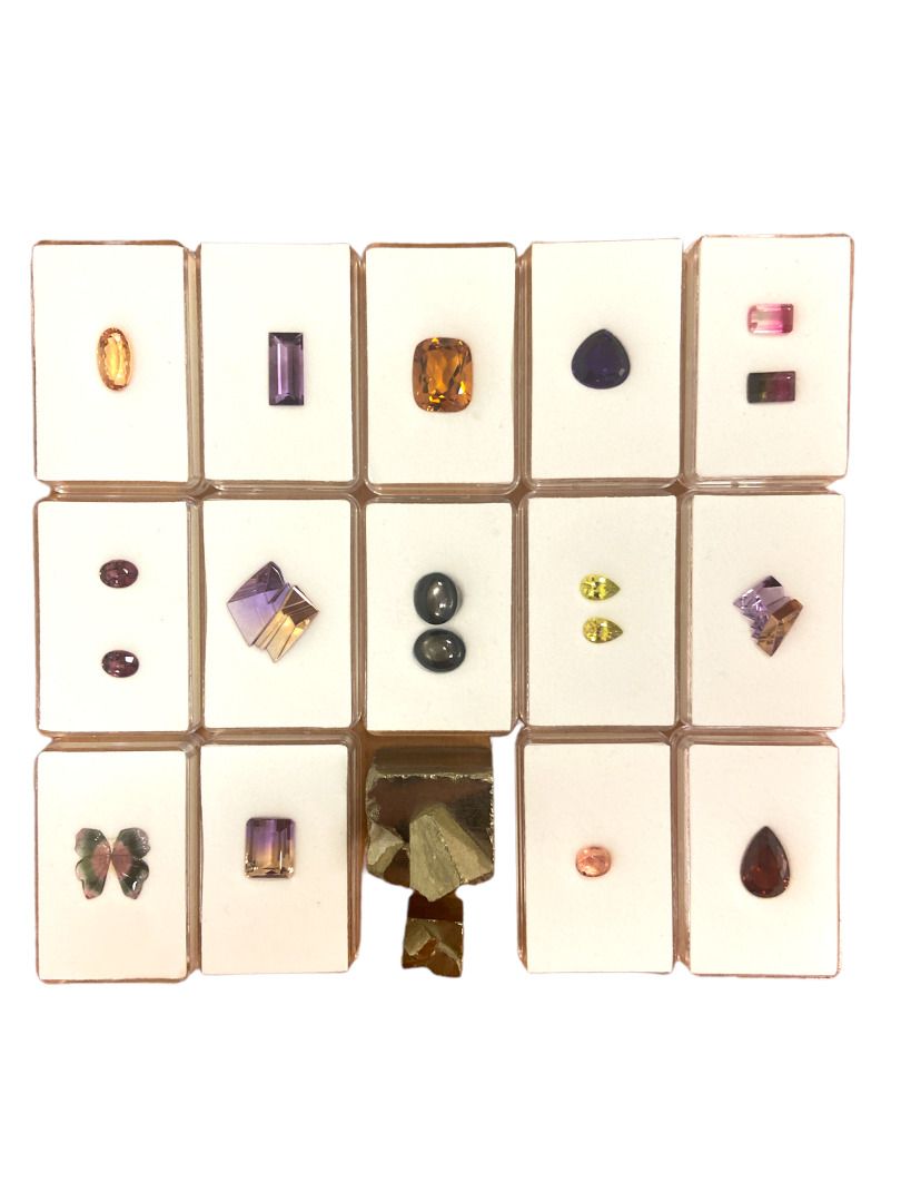 Null Lot of semi-precious stones on paper including :

- a citrine, antique cush&hellip;