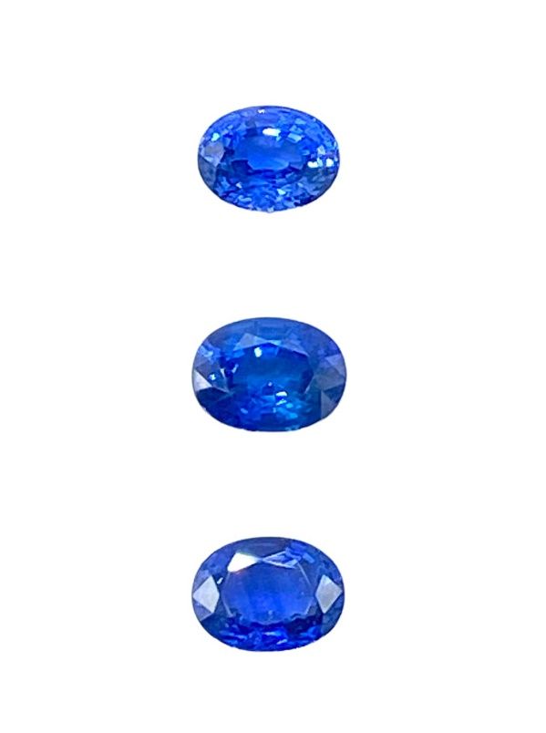 Null Three sapphires on paper, oval cut, total approx. 4.50 cts