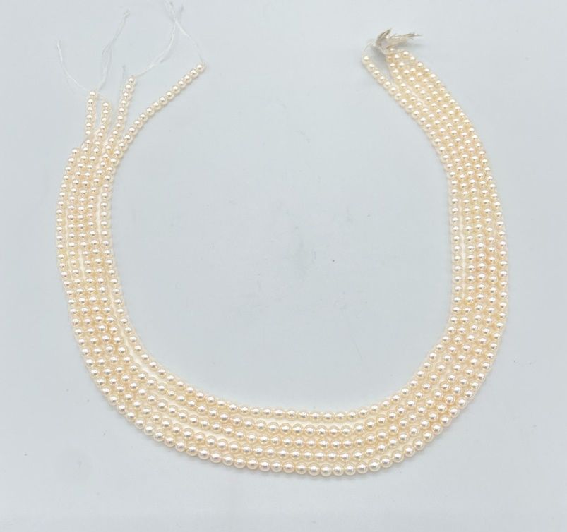 Null Cinq rangs de perles akoya sur fils et sans fermoirs (diam. Env. 3,5 - 4 mm&hellip;