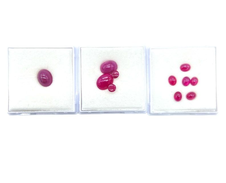 Null Lot of ruby cabochons on paper, including:

- 2 semi-opaque rubies, oval ca&hellip;