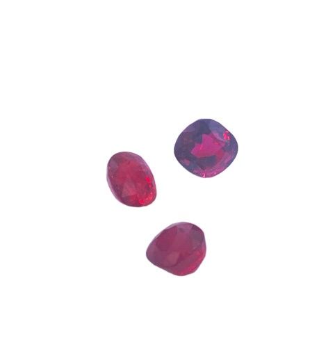 Null Three rubies on paper, cushion cut, total approx. 2.95 cts