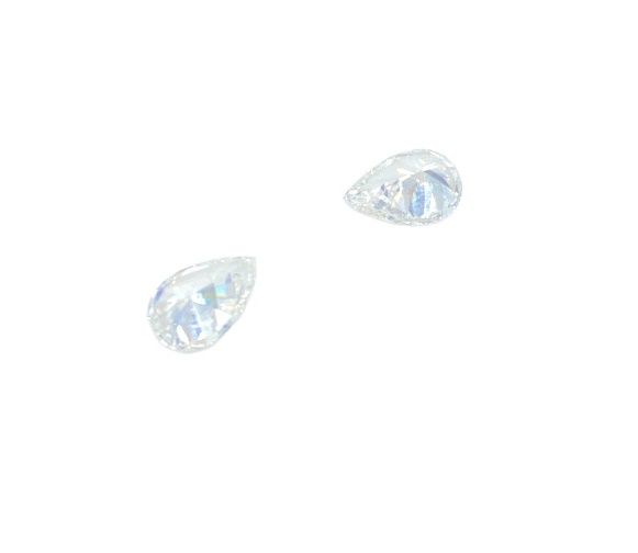 Null Two pear cut diamonds on paper of approx. 0.60 ct in total