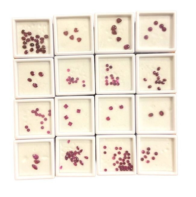 Null Lot of rubies on paper, different sizes, total approx. 27 cts, including :
&hellip;