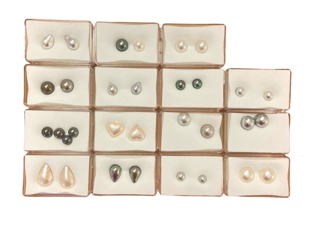 Null Lot of 32 unmounted cultured pearls including Tahiti, South Sea and Mabe