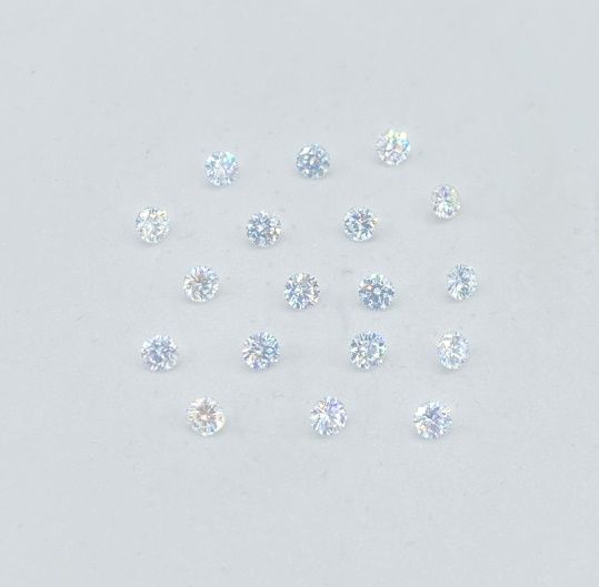 Null Dix-huit diamants sur papier, taille brillant, total env. 1.65 cts