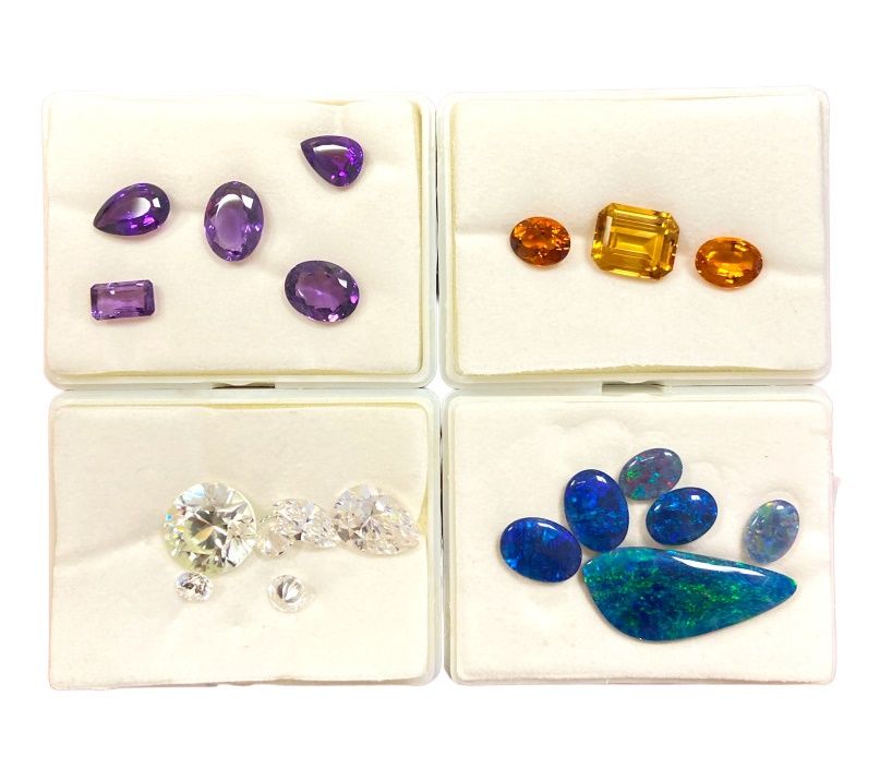 Null 一批半宝石，包括:

- 5颗紫水晶，共约27克拉

- 3颗黄水晶，椭圆形和绿宝石，共约20克拉

- 一批白色石头：1个圆形锆石，1个水滴，1个脐&hellip;